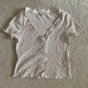 Blommig top  - Superfin rosablommig top med ”lettuce hem” runt kanterna, från Monki 💗 Passar både till vardags och till finare stunder:) Den är i storlek S men passar även M!