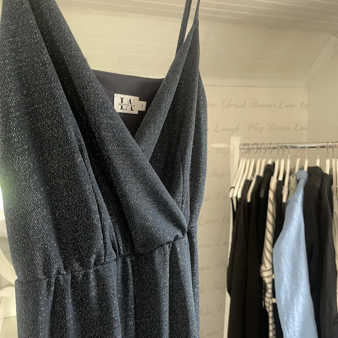 Glittrig och marinblå byxdress - 90