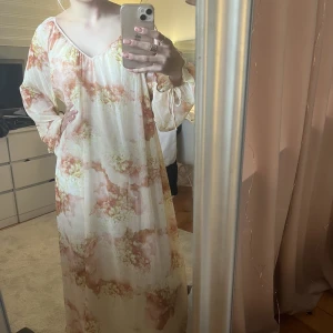 Klänning  - Lång klänning från hm i storlek xs. Har en underklänning ihopsytt med det yttre lagret 