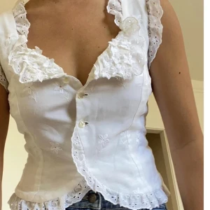 Vit topp - Helt ny vit sommar topp. M men passar S/XS. Bud är bindande. Följ för liknande annonser🫶🏻