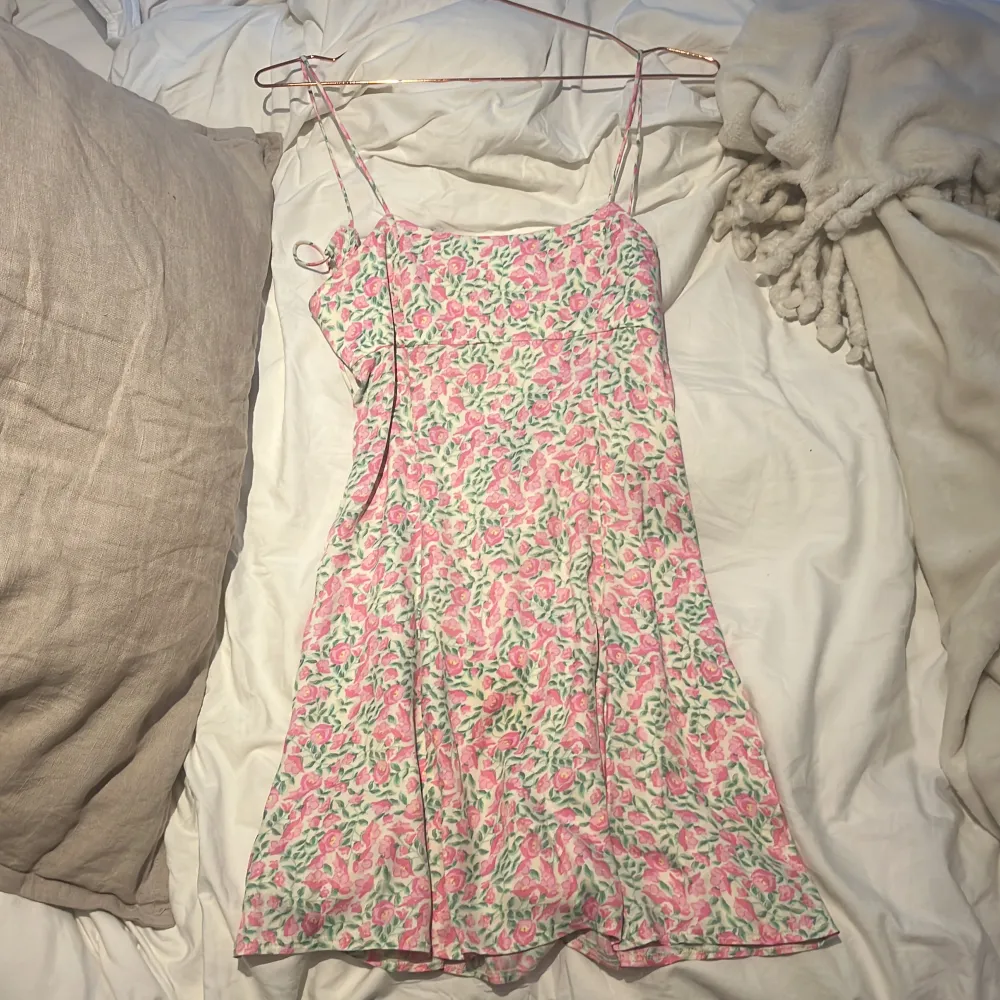 Jättefin klänning från zara, endast använd en gång och köpte förra sommaren. Inga defekter utom att lappen lossnat lite, bild 3. Tryck INTE på köp nu. Mekot.