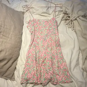 Jättefin klänning från zara, endast använd en gång och köpte förra sommaren. Inga defekter utom att lappen lossnat lite, bild 3. Tryck INTE på köp nu