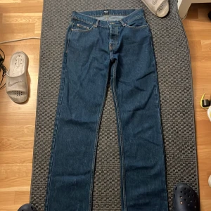 Montén Jeans  - Aldrig använda. Tyckte inte dom satt bra på mig. Helt nya minns inte nypris men han säljer sina nyaste för 1200 men köpte nog billigare