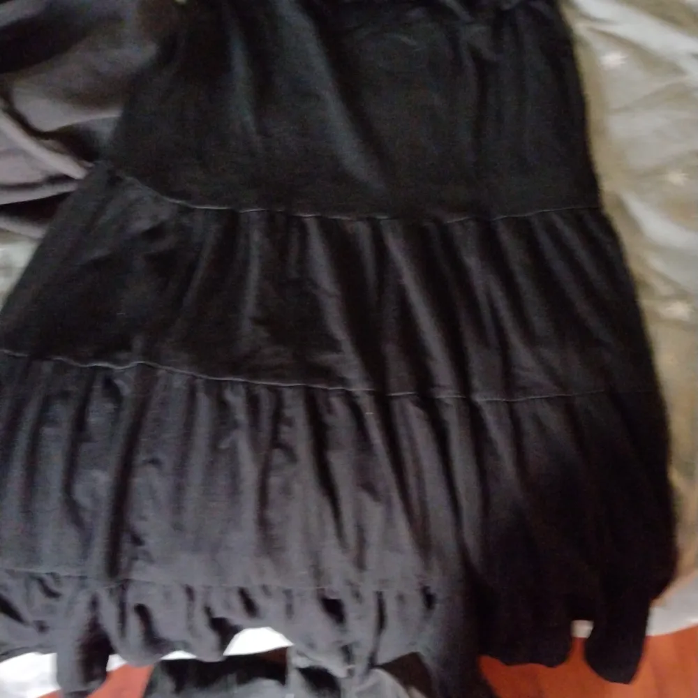 Säljer denna fina kjolen för att jag aldrig använder den, Man kan dra ner så den blir lågmidjad utan att de ser konstigt ut. Elastiskt band vid midjan.. Kjolar.