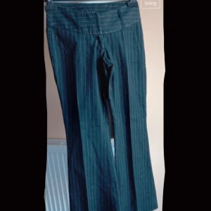 Lågmidjade bootcut byxor - Såå snygga lågmidjade byxor från bikbok. Köpte second hand för 250kr men passar ej mig, därav inga bilder på. Midjemått - 34,5 cm rakt över Innerbensmått - 78 cm Ytterbensmått - 100 cm