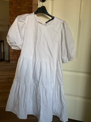 Klänning - Nyskick! Aldrig använd och lappen sitter även kvar!💓💓