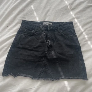 Jeanskjol - Säljer denna fina kjol, då den inte passar länge. Den är använd ett par gånger, men i fint skick. 