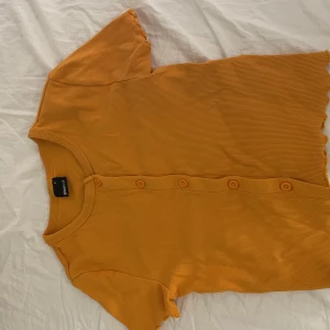 Topp - Säljer denna t-shirt från Gina Tricot, Använd få gånger💗 Storlek S men passar Xs!Säljes då jag inte gillar färgen Köptes för 180kr