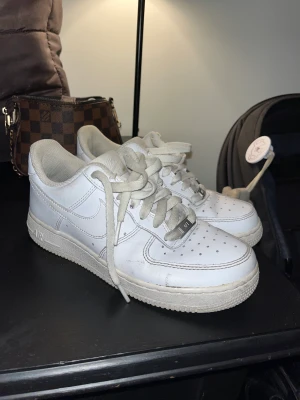 Air force - Använt skick men mycket mer och ge! Storlek 37,5 