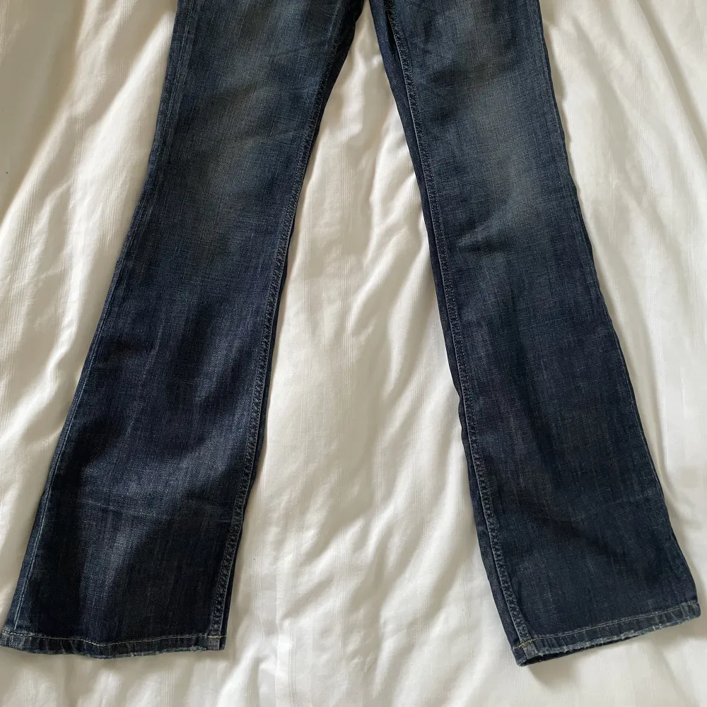 Så snygga jeans från french Connection som tyvärr är för små för mig:( utsvängd stil, midjemått 76, innerbenslängd 83 cm💘. Jeans & Byxor.