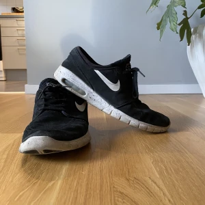 Nike SB sneakers - storlek 43 - Svarta Nike SB sneakers (Stefan Janoski edition)  Använda men i okej skick.  Säljes pga flytt.