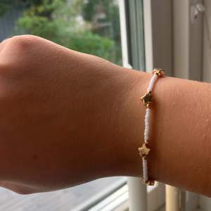 Ett jätte fint stockholmsstil armband med guldiga stjärnor och vita pärlor.⚡️Passar perfekt till vilken outfit som helst💗 