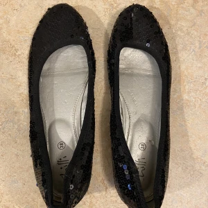 Svarta glitter ballerina strl 38 - Svarta glittriga ballerinaskor i storlek 38. Använda 2-3 gånger.