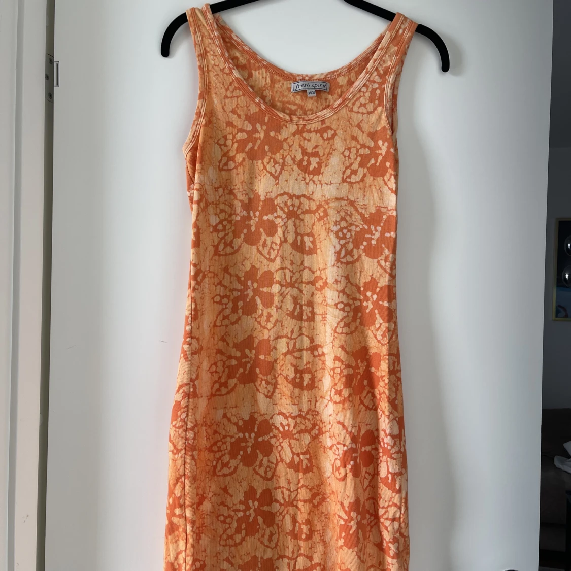 Orange mönstrad klänning 