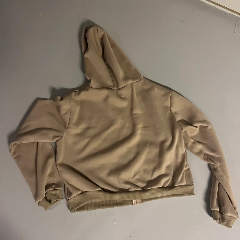 Beige zip hoodie från SHEIN i strl XL, funkar även för strl L, aldrig använd. Nypris 200kr. Tröjor & Koftor.