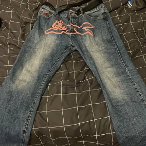 Running dog Ice cream jeans, stora och fräscha  - Fina y2k byxor, med tryck passar till allt, köpte för 1800kr  Har storlek 32 vanligtvis men modellen  är lite tajt.  