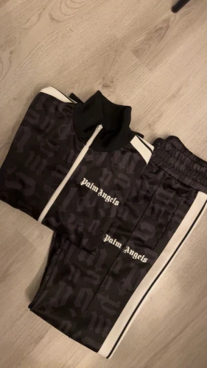 Palm Angels Tracksuit ”Broken Logo” - Storlek small. Nyskick, använd 2-3 gånger. Kvitto finns, nypris 9019 kr.