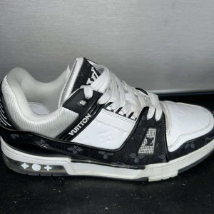 Lv skor - Säljer ett par LV skor storlek 44, pris kan diskuteras 