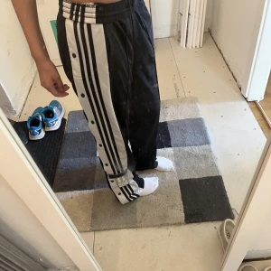Y2k byxor - Coola y2k byxor från adidas storlek S, är lite långa på mig dom är 164!