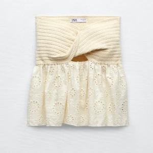 Zara topp - Säljer denna snygga topp från zara pga att den inte kommer till användning. inte använd mycket alls.  Köpt förra året på zara och säljs inte längre. Pris kan diskuteras & köparen betalar frakten!