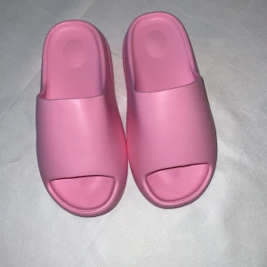 Pilow slides Yzy flip flops  - Jag sälja ett par nya oanvänt super trendy flip flops, storleken: 39 Finns i Uppsala eller kan skickas inrikes
