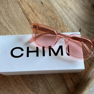 Chimi solglasögon - Säljer mina chimi solglasögon i modellen rosa 04, de kommer inte till användning och är använda fåtal gånger.