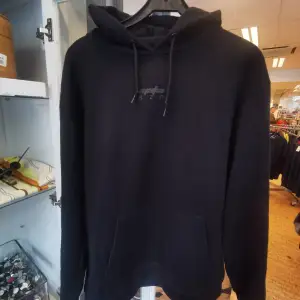 Selling a limited edition hoodie with reflective logos in very good condition.  The color has not been lost, it has not been worn much.  Possible exchange with your extra payment for interesting things M size (arcteryx tnf stone island...) Shoes 44-45🙌