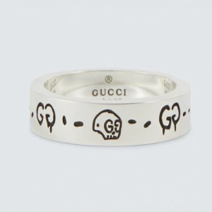 Gucci ring  - Säljer nu en Gucci ring jag impuslivt köpte för ett tag sedan då jag inte egentligen använder ringar! 