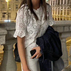 Blus, XS / 34 - Jättefin vit blus från ZARA. Sparsamt använd. 