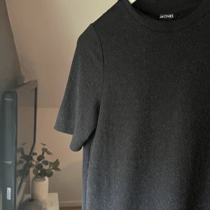 Glittrig tröja  - Jättefin glittrig oversized tröja från monki. Fint skick då de inte använts mycke💗