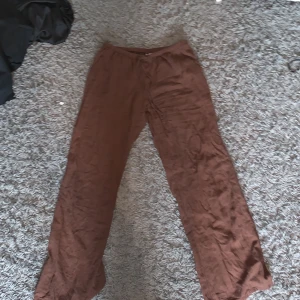 Linnebyxor - Bruna linnebyxor, använda 1-2 gånger.