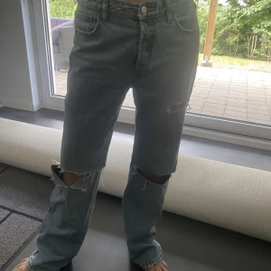 Lågmidjade zara jeans  - Säljer nu dessa jeans från zara med hål