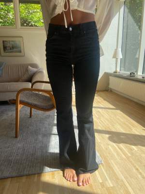 Svarta bootcut jeans från DRdenim. Storlek s. 