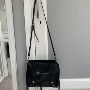 Väska - Fin väska som är köpt här på plick, sparsamt använd💖