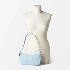 Väska Carin Wester - En liten och perfekt väska från Carin Wester.   🍓 Material: "Skinn" 🍓 Skick: Använd en kväll, inget att anmärka