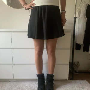 Satinkjol - Så snygg svart satinkjol! Storlek 38 men liten i storlek så passar en xs-s💓
