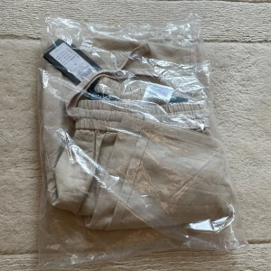 Linnebyxor  - Linnebyxor, oanvända, med prislapp och plasten kvar. Kostar 450kr i butik