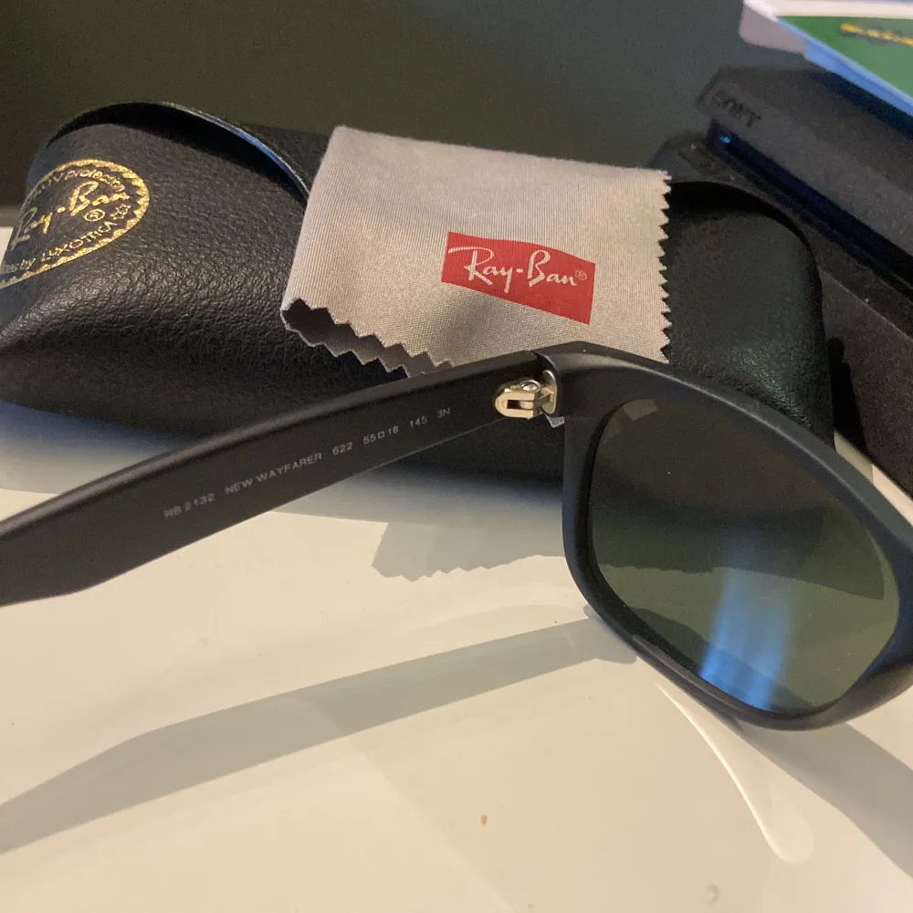 Hej, säljer mina ray ban new wayfarer i utmärkt skick då det inte finns några repor eller defekter. Tveka inte att fråga om du är intresserad! Är även öppen för byten.. Accessoarer.