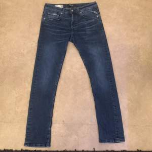 Replay jeans i mörkblå färg, modellen Grover i dunder skick 7/10, snygga jeans för bra pris, nypris ca 1100, storlek W30 L32