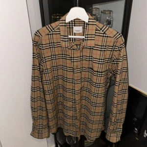 Burberry skjorta - Säljer min burberry skjorta då den Inte kommer till användning. Storlek L och är väldigt fräsch. Använt den Max 4 gånger sen jag köpte den för cirka ett år sen 