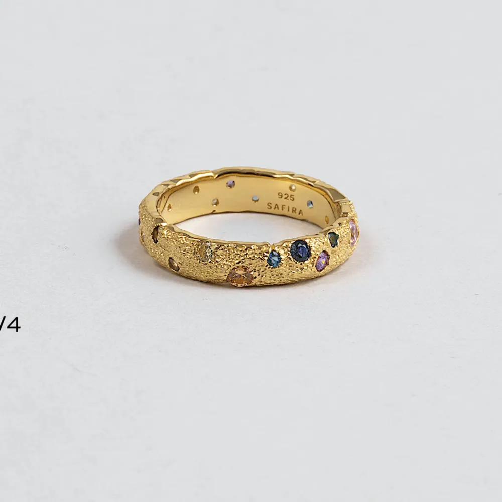 Säljer denna underbara ring från Safira i guld. Borstad yta och olika färger på stenarna. Knappt använd, jättefint skick❤️ stl 18 nypris 1000kr. Pris kan diskuteras vid snabb affär . Accessoarer.