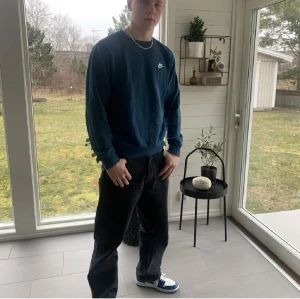 Nike sweatshirt blå/vit S - Dags att sälja min Nike tröja i storlek S, perfekt skick och stor i storleken men börjar bli för liten för mig på 185, nypris 450kr
