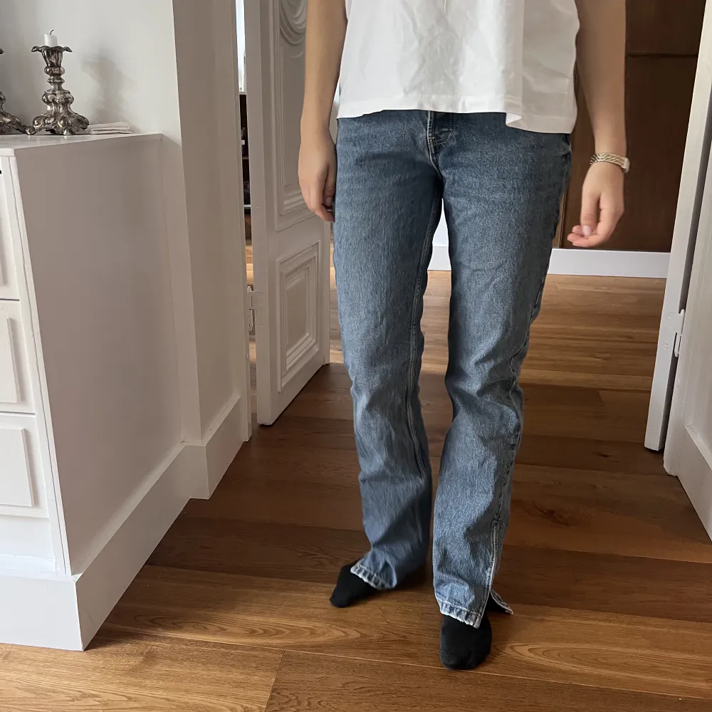 Säljer dessa snygga jeans från Zara, mid waist och bra skick. De har en slits längst ner som jag har sytt ihop litegrann för den var så lång✨ Midjemått 76 cm⭐️⭐️. Jeans & Byxor.