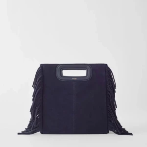 Maje väska - Mörkblå majeväska i mocka. I den större modellen. Använd men den är i väldigt bra skick. 