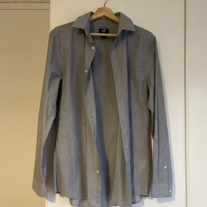 Skjorta H&M - Superfint skick, sparsamt använd. Endast använd fåtal gånger. 