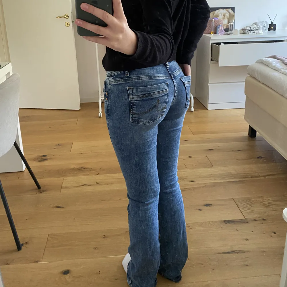 Säljer mina fina och sparsamt använda ltb valerie jeans! De är storlek 26 i midjan och 32 i längden, jag är 160💗. Jeans & Byxor.