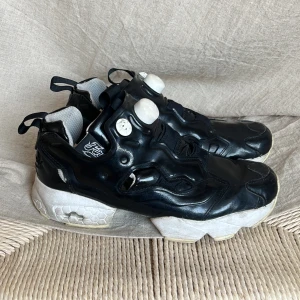 Reebok Instapump Fury - För små för mig. Sparsamt använda endast blygsam missfärgning på den vita sulan. 