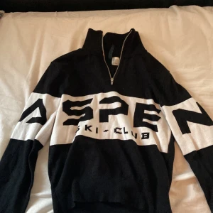 Tröja från hm❤️ - Fin tröja med motivet Aspen ski - club❤️ Storlek s, men passar xs. Tjock och fin. Den har ett litet märke där bak, men inget som syns!