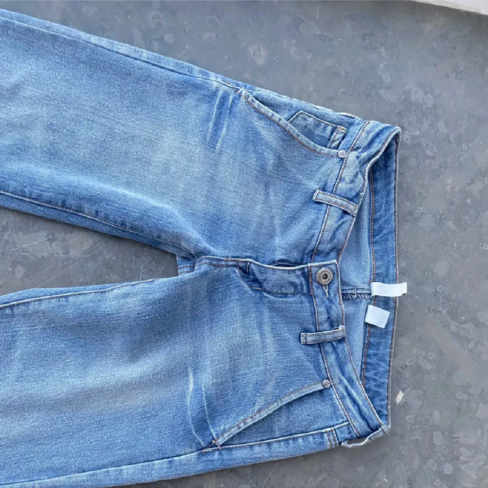 Säljer mina Lågmidjade jeans då jag har köp ett liknande par!! 💕Midjemåttet är 36+stretch och innerbenslängden är lite över 83 då jag öppnat sömmarna💕 Passar både 34 och 36. Jeans & Byxor.