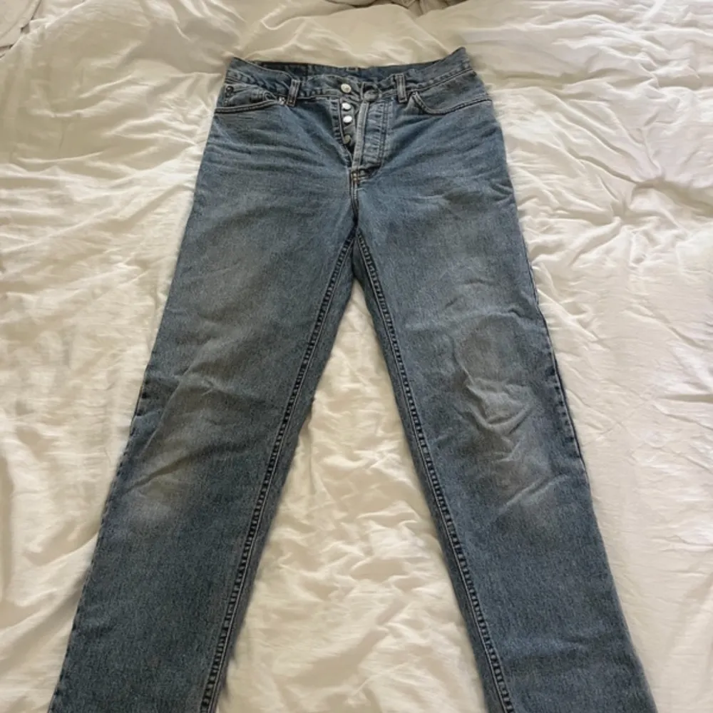 Högmidjade levis 501 som är vintage, bra skick. Ena fickan fram är igensydd, finns en liten fläck på benet som jag kan skicka bild på vid intresse 🩵 W30L36. Jeans & Byxor.